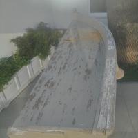 mezza barca in legno ornamentale. 