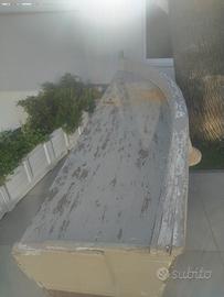 mezza barca in legno ornamentale. 