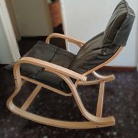 Poltrona a dondolo con cuscino imbottito grigio