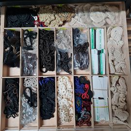 Assortimento di fibie alamari chiusure e vari acce