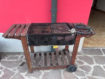 Barbecue a gas con griglia e struttura in legno