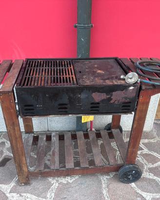 Barbecue a gas con griglia e struttura in legno
