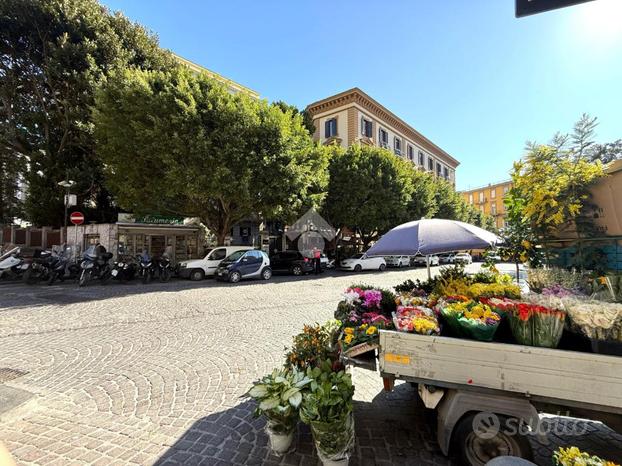 NEGOZIO A NAPOLI