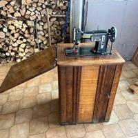 Macchina da cucire vintage Necchi