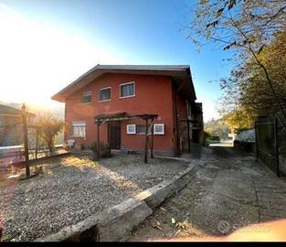 Casa su due piani con garage