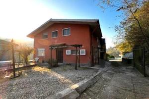 Casa su due piani con garage