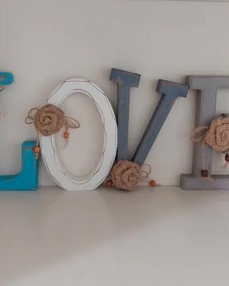 Scritta shabby LOVE in legno