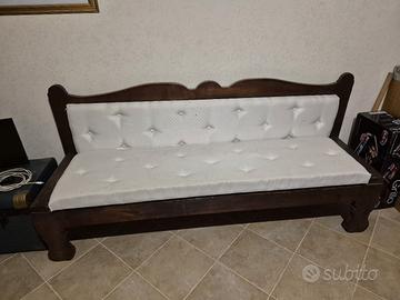 divano in legno con cuscino