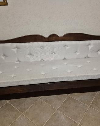 divano in legno con cuscino