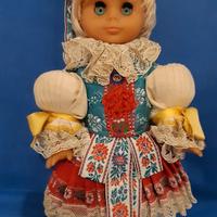 Bambola con vestito tradizionale cecoslovacco