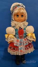 Bambola con vestito tradizionale cecoslovacco