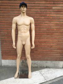 manichino uomo in piedi. 