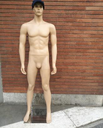manichino uomo in piedi. 