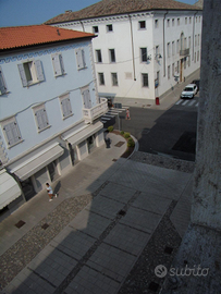Palazzo storico su Borgo Udine vicino alla piazza