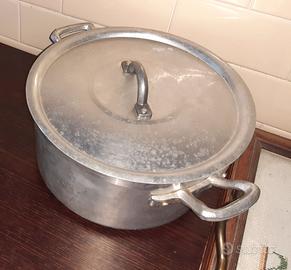 Pentole vecchie in alluminio