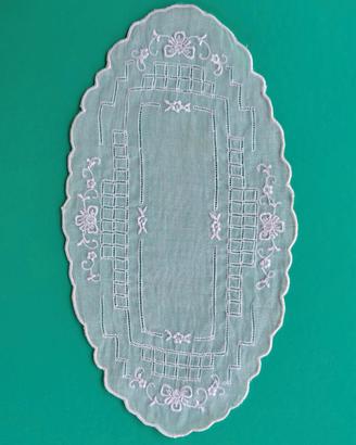 Centrino Ovale Ricamato a Mano 24x13 cm. Lino