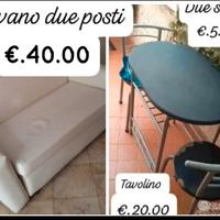 Divano due posti+tavolino con 2 sedie