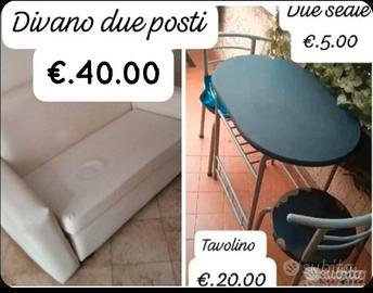 Divano due posti+tavolino con 2 sedie