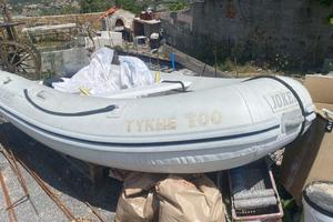 Gommone con chiglia in vetro resina