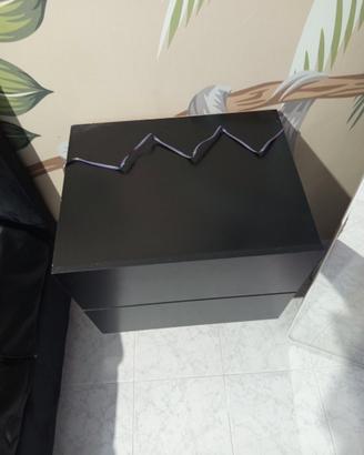 Comodini sospesi neri