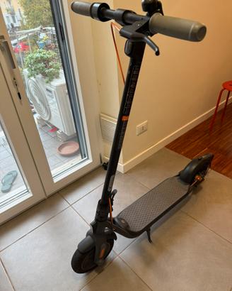 Monopattino elettrico con accessori