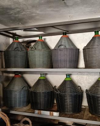 Damigiane in vetro con plastica rigida