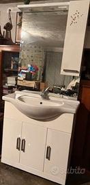 mobile bagno con lavabo e specchio