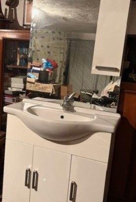 mobile bagno con lavabo e specchio