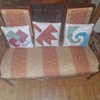 Divano con sedie e poltrona