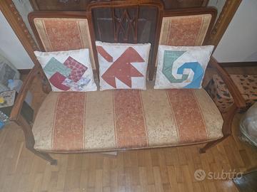 Divano con sedie e poltrona