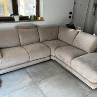 divano angolare e pouf Chateau d'Ax in microfibra