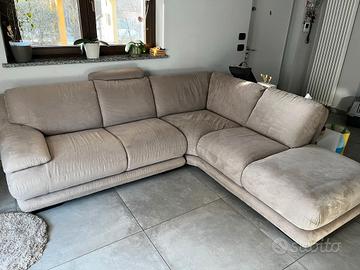 divano angolare e pouf Chateau d'Ax in microfibra