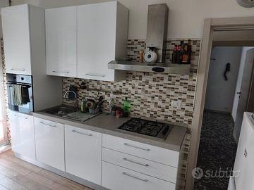 Cucina completa con due frigoriferi