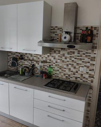 Cucina completa con due frigoriferi