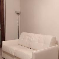 Piccolo divano letto in ecopelle bianca