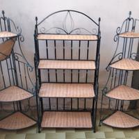 1 scaffale e 2 angoliere in ferro battuto e vimini