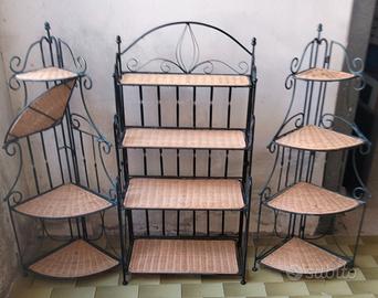 1 scaffale e 2 angoliere in ferro battuto e vimini