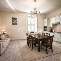 Trilocale primo piano fronte Porto Perfetto uso In