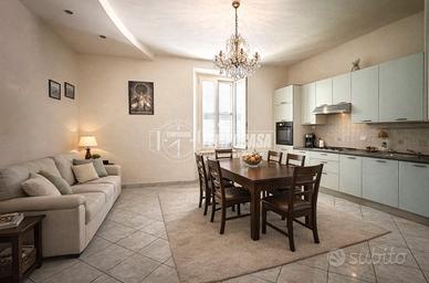 Trilocale primo piano fronte Porto Perfetto uso In