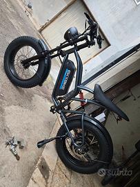 Ebike bicicletta elettrica stile moto