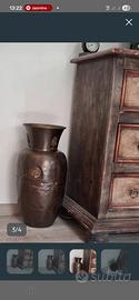 Vaso antico in bronzo fatto a mano