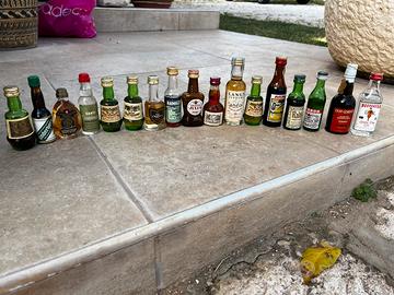 Bottigliette alcolici in perfette condizioni