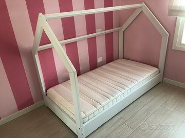 Letto a casetta in legno con materasso