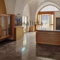 8 vetrine e un bancone