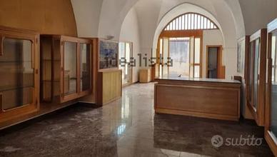 8 vetrine e un bancone