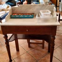 Petineuse antica con marmo bianco