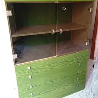 Vetrinetta in legno con ripiani 