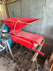 Pigia diraspatrice uva elettrica.