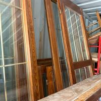 Finestre in legno con telaio e controtelaio