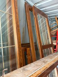 Finestre in legno con telaio e controtelaio